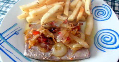 Bifes-de-Atum-com-Batatas-Fritas