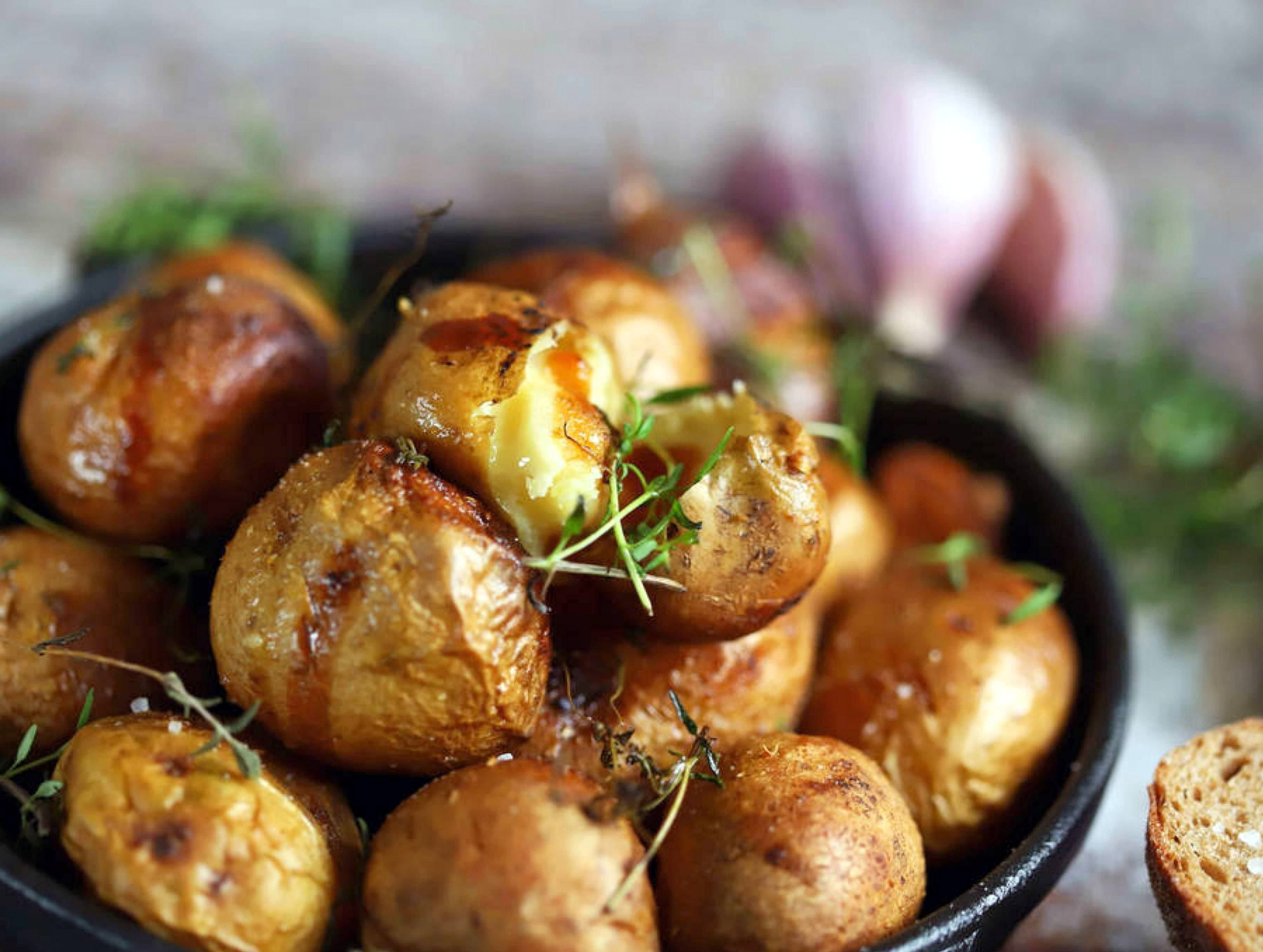 Batatas Novas Salteadas • Livro de Culinária